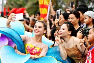 Carnival đường phố rực rỡ mở màn Lễ hội Du lịch Biển Sầm Sơn 2020