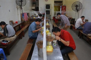 Hà Nội yêu cầu hàng quán giãn cách tối thiểu 2m