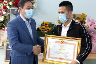Trao Bằng khen của Thủ tướng Chính phủ cho anh Nguyễn Ngọc Mạnh