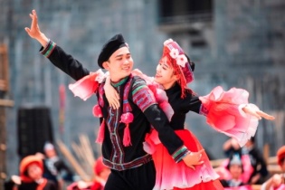 Đỉnh Fansipan bừng sức sống với sự trở lại của "Vũ điệu trên mây" 