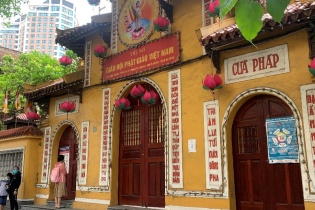 Hà Nội: Di tích, đền chùa thực hiện nghiêm yêu cầu đóng cửa, người dân hành lễ từ bên ngoài