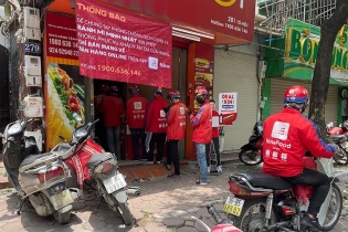 Hà Nội: Shipper kín đơn giao hàng trong mùa dịch COVID-19
