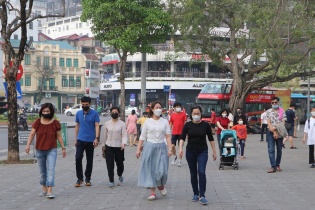 Phố đi bộ Hồ Gươm nhộn nhịp trở lại ngày cuối tuần