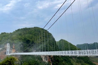 Cầu kính đi bộ dài nhất thế giới tại Sơn La mở cửa đón khách từ 29/4