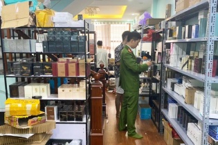 Hà Nội thu giữ hơn 1.000 lọ nước hoa giả nhiều thương hiệu nổi tiếng
