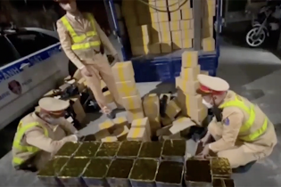 Công an giao thông Hà Nội phát hiện ô tô tải chở hơn 1 tấn pháo lậu