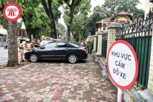 Hà Nội: Xử lý nghiêm xe ô tô tải trọng lớn đi trên hè phố 