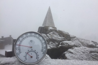 Tuyết phủ trắng đỉnh Fansipan đẹp tựa tiên cảnh