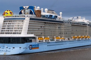 Lữ hành Saigontourist đón 3.000 du khách quốc tế đến Nha Trang trên tàu Spectrum of the Seas