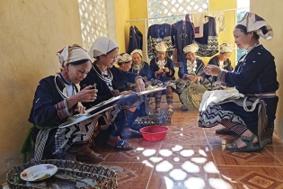 Gìn giữ, phát triển kỹ thuật vẽ sáp ong của người Dao Tiền Tuyên Quang