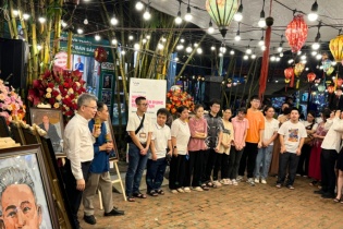 Độc đáo trưng bày 99 bức chân dung từ lụa vụn