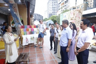 Người dân và du khách thích thú “vi vu” Hà Nội ngay tại TP.HCM