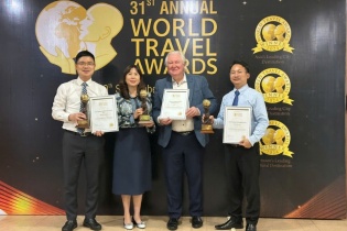 Chủ tịch World Travel Award Graham Cooke trao ba giải thưởng du lịch cho Hà Nội