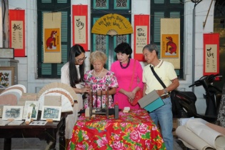 Người dân, du khách nô nức trải nghiệm không gian Hà Nội thời bao cấp tại “Đêm Trúc Bạch”  