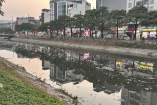 Chủ tịch Hà Nội yêu cầu tạm thời lấy nước hồ Tây bổ cập cho sông Tô Lịch