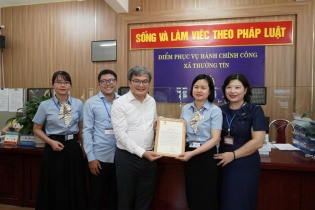 Phó Chủ tịch Hà Nội Trương Việt Dũng trao Thư cảm ơn Điểm Phục vụ hành chính công xã Thường Tín