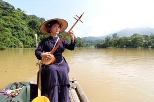 Về Tân Trào, trải nghiệm hát then, đàn tính của đồng bào Tày giữa hồ Nà Nưa