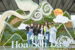 [Ảnh] Du khách Tây thích thú săn mây, check in hoa Sen đá trên đỉnh Fansipan  