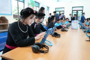 Trao tặng thư viện cho trường THCS Tân Trào, Tuyên Quang