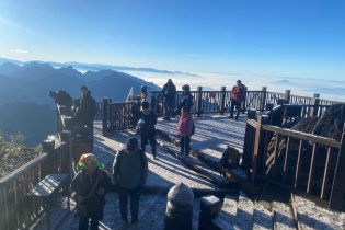 [Ảnh] Du khách thích thú khi băng tuyết phủ trắng đỉnh Fansipan