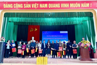 Báo Tài chính - Đầu tư trao 500 suất quà Tết cho các hộ nghèo tại Hưng Yên