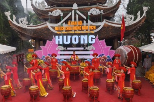 Hàng vạn du khách đổ về dự khai hội Chùa Hương Bính Ngọ 2026