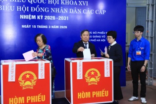 Chủ tịch Hà Nội Vũ Đại Thắng bỏ phiếu bầu cử tại phường Giảng Võ