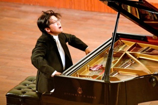 Nghệ sĩ Lưu Hồng Quang chinh phục “Everest của piano” với “Thanh âm vượt tầng”