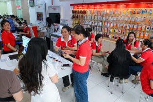 Những ngày đầu xác thực thông tin thuê bao theo Thông tư 08: Khách đông, không ùn ứ