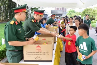 Hà Nội trao 45.000 suất quà tới người dân, du khách vào Lăng viếng Bác dịp Quốc khánh
