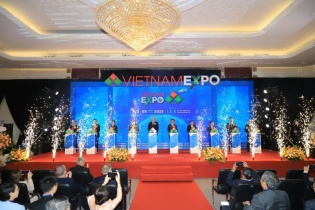 Hàng trăm doanh nghiệp tìm kiếm cơ hội tại Vietnam Expo 2025