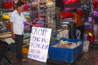 Nhộn nhịp thị trường vàng mã, cá chép cúng ông Công ông Táo