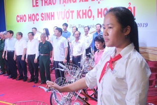 Bộ Kế hoạch và Đầu tư trao tặng nhà tình nghĩa, học bổng và 50 xe đạp cho học sinh Bến Tre