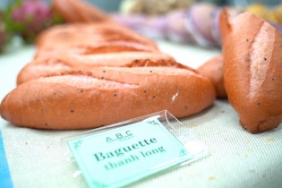 Thợ bánh Kao Siêu Lực sản xuất bánh mì từ trái thanh long