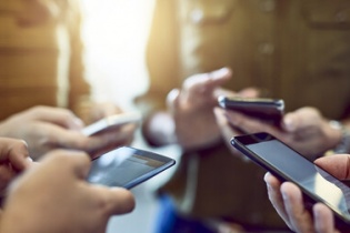 Bình quân mỗi ngày người Việt dành gần 4 tiếng truy cập internet cho mục đích cá nhân