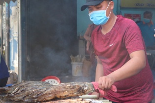 Ngày vía Thần Tài, một gia đình nướng gần 3.500 con cá lóc