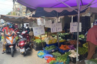TP.HCM dừng hoạt động sạp hàng không thiết yếu tại các chợ truyền thống