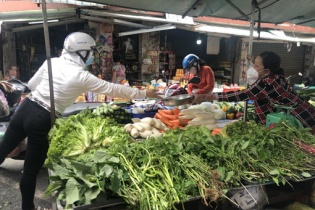 Thực hiện giãn cách: Thiếu rau, củ, quả, thực phẩm cục bộ, có nơi bị đẩy giá cao