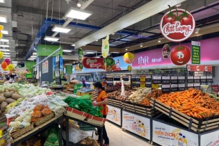 Gom trứng gà trong siêu thị thuộc Saigon Co.op, mang ra ngoài bán giá cao?