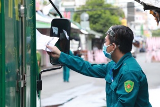 Xe chở thực phẩm cho siêu thị tại phường Tân Thuận Đông, quận 7 đang được thông suốt