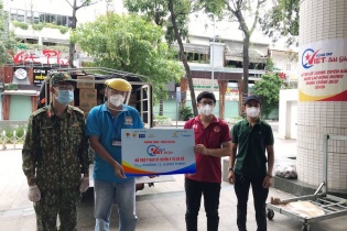 Vòng Tay Việt - Sài Gòn bắt đầu chương trình tặng quà đến nhân viên y bác sĩ