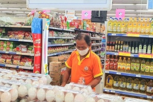 Siêu thị trong "vùng xanh" ở TP.HCM bắt đầu đón khách mua trực tiếp