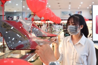 Mỗi tháng, FPT Retail thu hơn 653 tỷ đồng từ bán laptop và nhà thuốc Long Châu