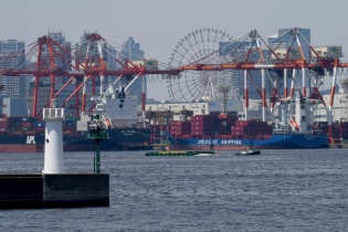 Xuất khẩu lao dốc đặt Nhật Bản trước sức ép nới lỏng tiền tệ