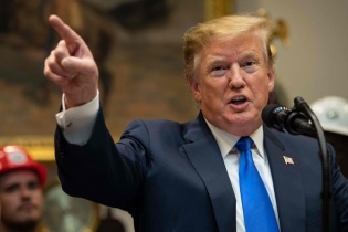 Ông Trump “phản pháo” nhân chứng, phe Dân chủ gán tội hăm dọa