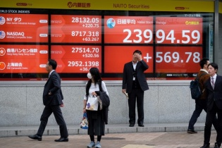 Nikkei 225 “bơi” về vùng tích cực, cổ phiếu ngành vàng Australia dựng sóng