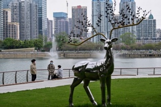 Kinh tế Trung Quốc hồi phục chậm trước làn gió ngược