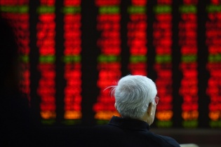 Trung Quốc giữ nguyên lãi suất cho vay cơ bản, chứng khoán đi xuống