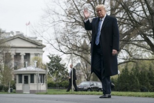 Ông Trump chỉ đạo tước ưu đãi đặc biệt với Hong Kong