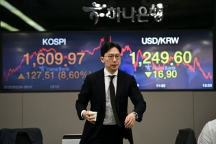Nasdaq Composite cán mốc mới, chứng khoán châu Á “ăn theo”
